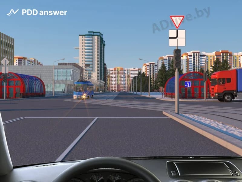 Вы подъехали к перекрёстку для дальнейшего движения прямо, но светофор не работает. Вы в показанной ситуации:
