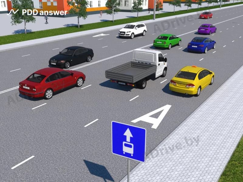 Нарушает ли Правила дорожного движения водитель автомобиля-такси, приводимого в движение двигателем внутреннего сгорания, используя крайнюю правую полосу для движения прямо в показанной ситуации, когда остальные полосы движения заняты?