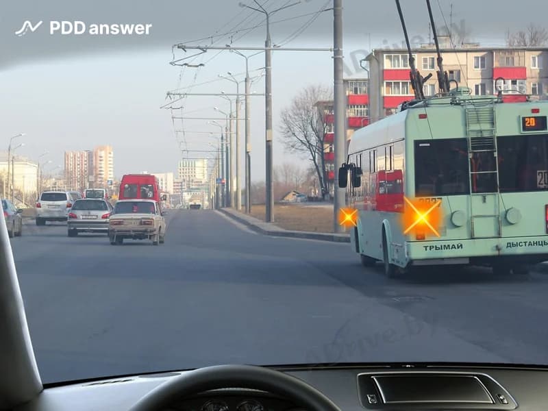 Должны ли Вы, управляя легковым автомобилем, уступить дорогу троллейбусу, начинающему движение от обозначенного остановочного пункта в показанной ситуации?