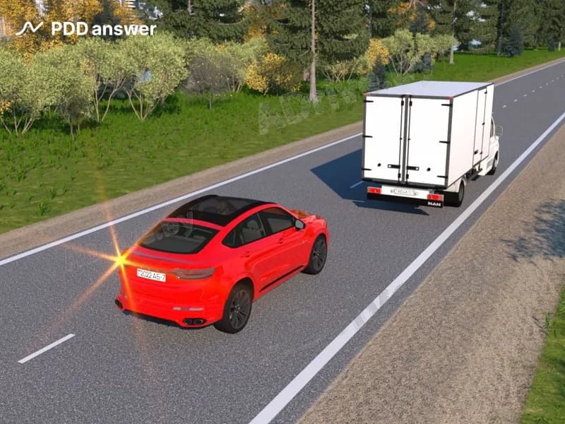 Что в показанной ситуации собирается выполнить водитель легкового автомобиля?