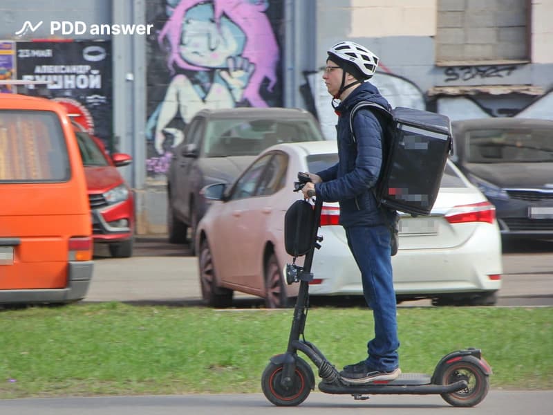 К каким участникам дорожного движения приравниваются лица, передвигающиеся на средствах персональной мобильности?