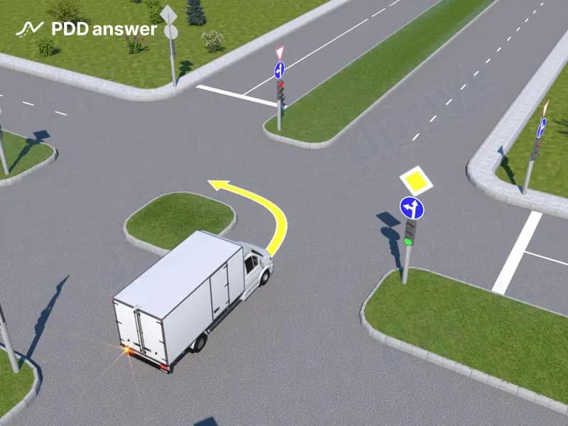 Должен ли водитель грузового автомобиля с технически допустимой общей массой не более 3.5 тонны остановиться перед запрещающим сигналом светофора в показанной ситуации при повороте налево?