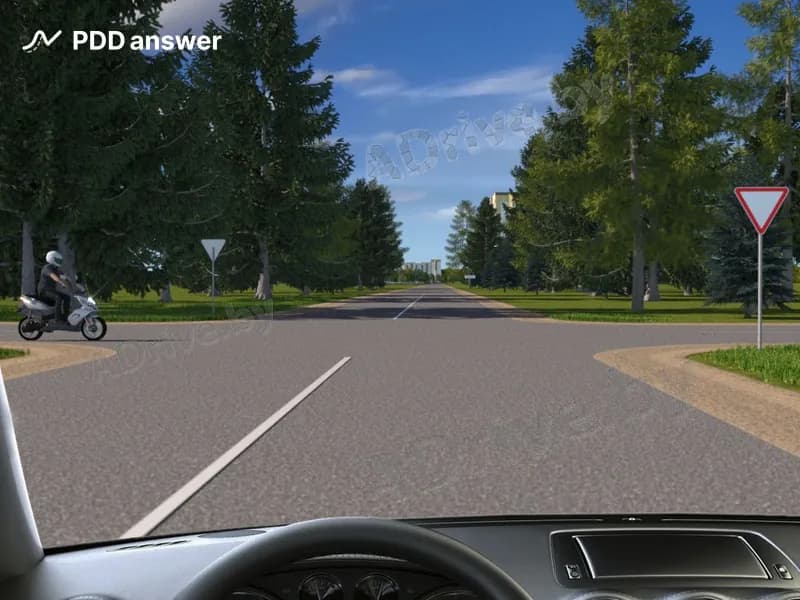 Как Вы должны поступить в показанной ситуации, двигаясь через перекрёсток в прямом направлении?