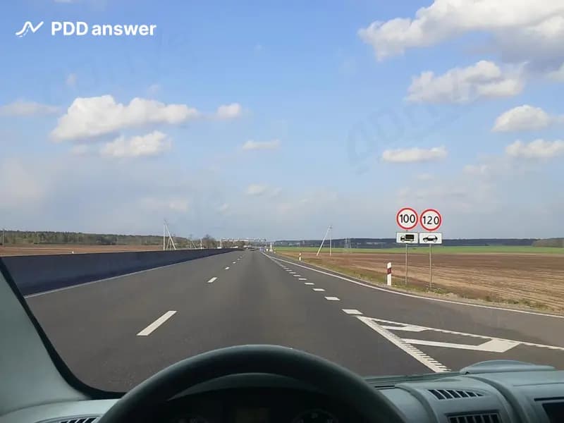 С какой максимальной скоростью Вам разрешено продолжить движение за дорожными знаками на показанном участке дороги, управляя грузовым автомобилем с технически допустимой общей массой не более 3,5 тонны?