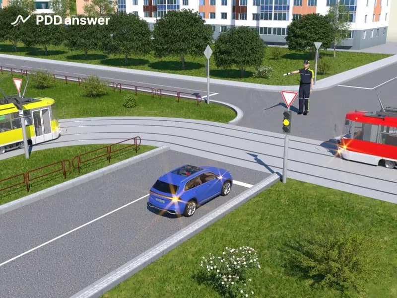 Как в показанной ситуации должен поступить водитель синего легкового автомобиля, если ему необходимо повернуть направо?