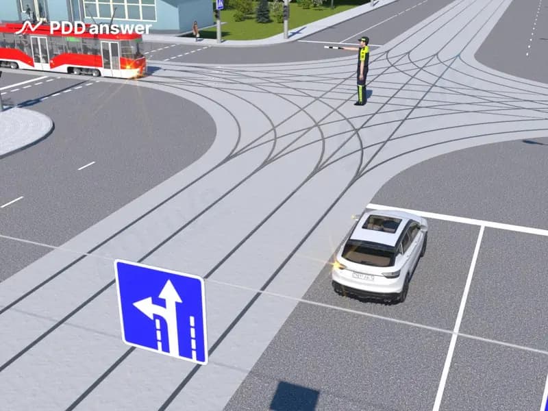 Как следует поступить водителю легкового автомобиля в показанной ситуации, если он намерен развернуться на перекрёстке?