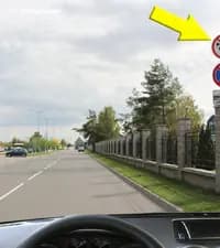 В зоне действия показанного стрелкой дорожного знака звуковой сигнал разрешено использовать:
