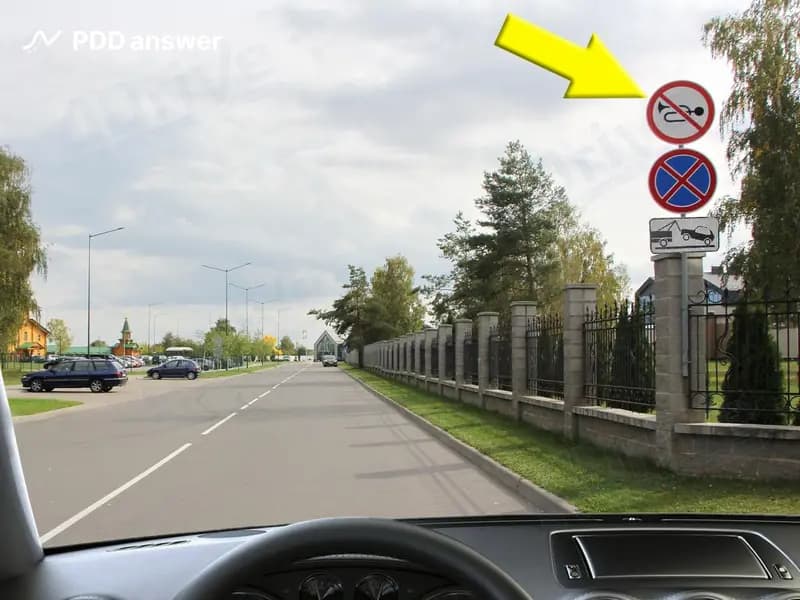 В зоне действия показанного стрелкой дорожного знака звуковой сигнал разрешено использовать: