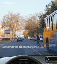 Как Вам следует поступить в показанной ситуации, управляя легковым автомобилем?