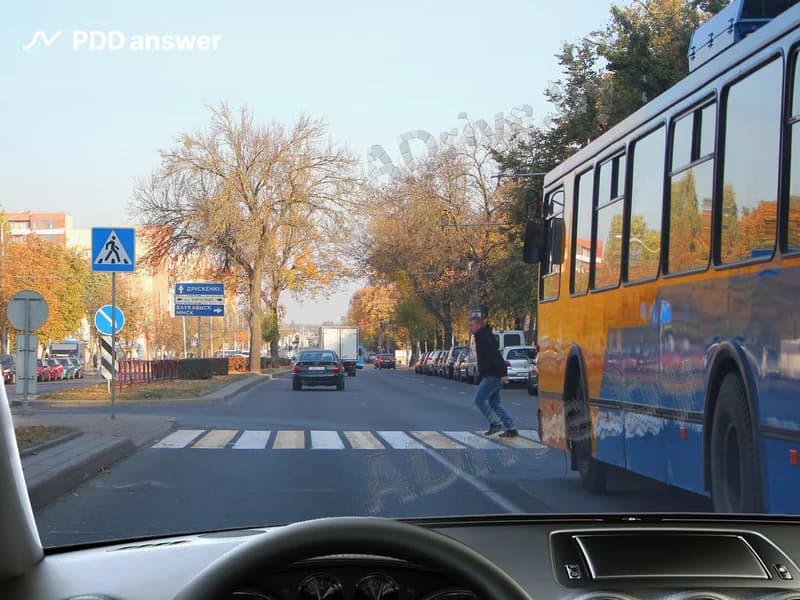 Как Вам следует поступить в показанной ситуации, управляя легковым автомобилем?