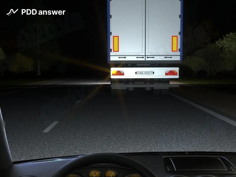 При движении по дороге вне населённого пункта Вы собрались выполнить обгон грузового автомобиля. После включения Вами левого указателя поворота водитель грузового автомобиля включил и выключил сигнал левого поворота. Что это может означать?