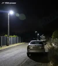 При остановке и стоянке в тёмное время суток на освещённых участках дороги на автомобиле, согласно Правилам дорожного движения:
