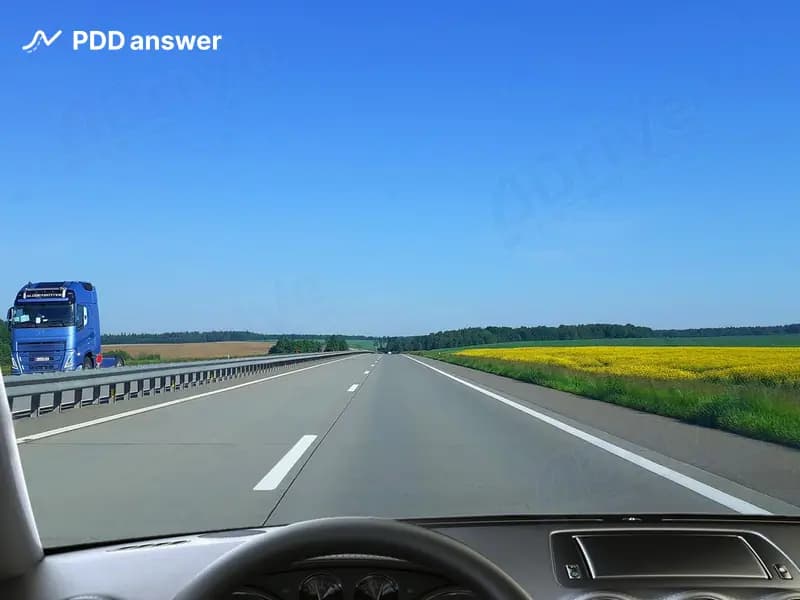 При движении вне населённого пункта в показанной ситуации при отсутствии дорожных знаков, запрещающих движение велосипедистов и гужевых транспортных средств, Вы: