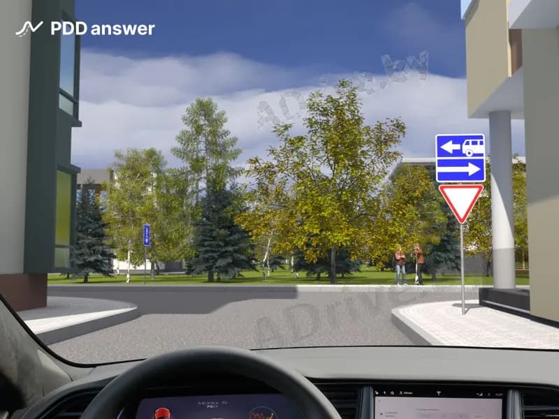 В каких направлениях Вам разрешается продолжить движение на перекрёстке, управляя электромобилем?