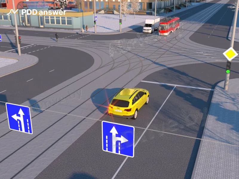 Каким образом водитель жёлтого автомобиля должен выполнить поворот налево в показанной ситуации?