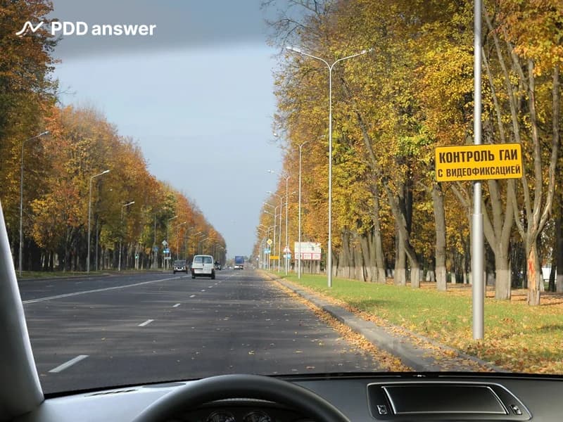 Вы управляете легковым автомобилем, двигаясь по дороге в населённом пункте. С какой максимальной скоростью разрешается движение в показанной ситуации?