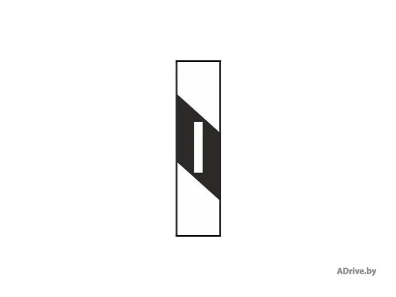 С какой стороны от проезжей части дороги устанавливаются сигнальные столбики с показанной на рисунке вертикальной дорожной разметкой?