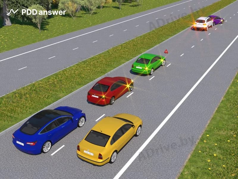 Из-за препятствия в левой полосе движения образовался затор. Каким автомобилям в показанной ситуации водитель жёлтого автомобиля должен дать возможность перестроиться в правую полосу?