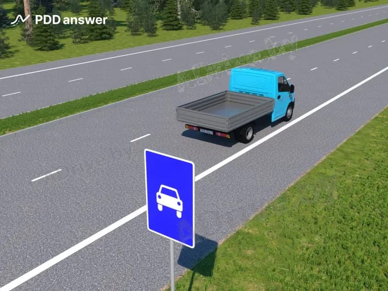 С какой максимальной скоростью разрешается движение грузовому автомобилю с технически допустимой общей массой не более 3.5 тонны в показанной ситуации?