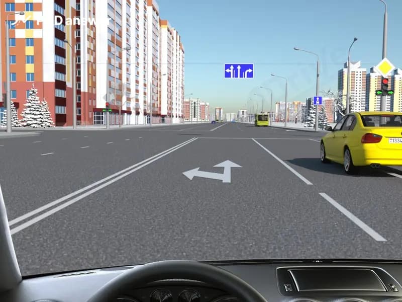 В каких направлениях Вам разрешено продолжить движение при таком сигнале светофора в показанной ситуации?