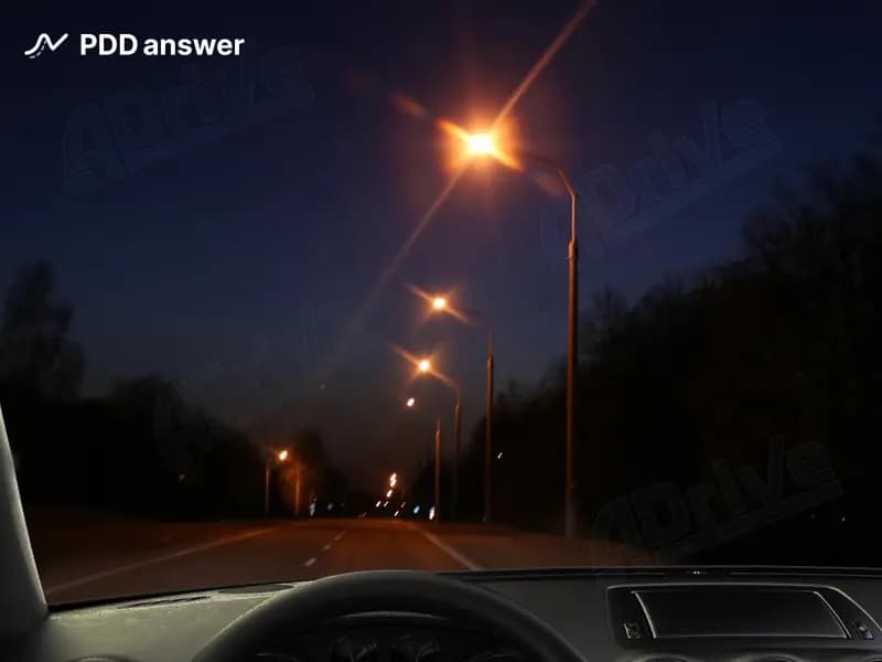 В каком из перечисленных случаев водитель выполнит требования Правил дорожного движения, если во время движения в тёмное время суток на освещённом участке дороги погасли фары (не горит ни ближний, ни дальний свет), а устранить неисправность не представляется возможным?