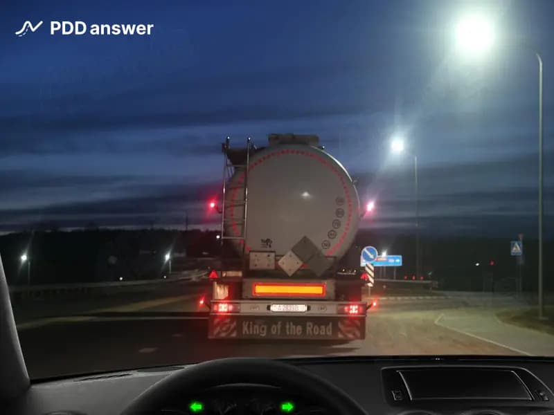 Как должен поступить водитель, если во время движения на значительное расстояние к месту ремонта на автомобиле с негорящим фарами наступило тёмное время суток?