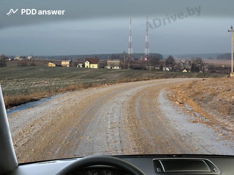 Как изменяется величина центробежной силы, действующей на автомобиль при движении на повороте, при увеличении скорости автомобиля?