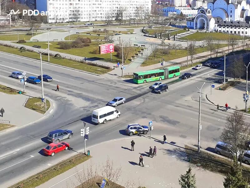 Сколько пересечений проезжих частей дорог имеет представленный перекрёсток?