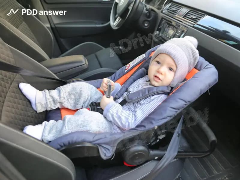 Разрешается ли перевозка в легковом автомобиле ребёнка на переднем сиденье показанным способом, если переднее сиденье имеет подушку безопасности?