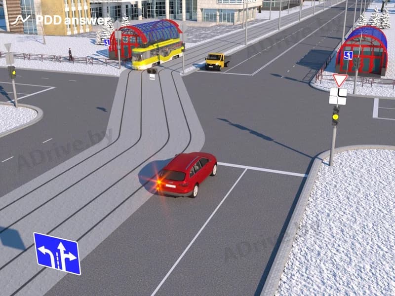 В показанной ситуации (на светофоре включён жёлтый мигающий сигнал) при повороте налево водитель легкового автомобиля: