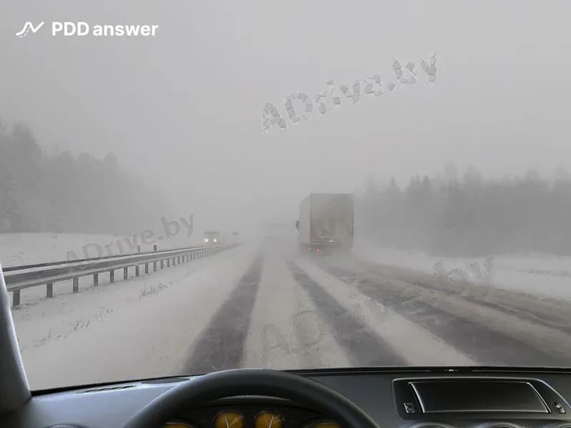 При каком минимальном расстоянии видимости в направлении движения, обусловленной выпадением осадков, видимость дороги не будет считаться недостаточной?