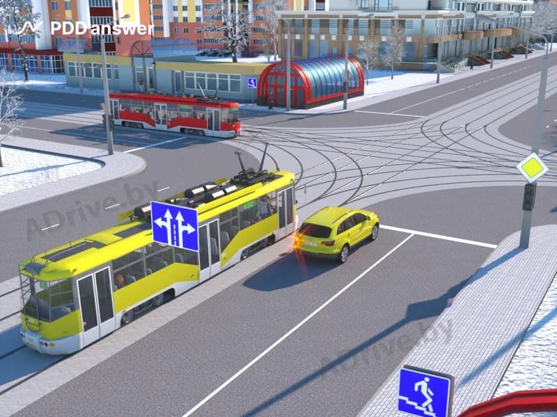 При повороте налево в показанной ситуации водитель легкового автомобиля: