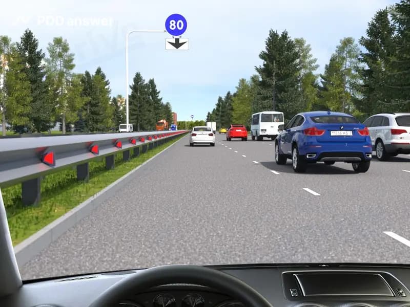 В чём особенность установленного скоростного режима на показанном участке дороги?