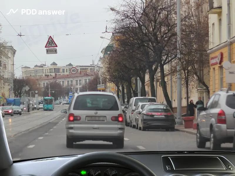 При каком условии разрешено опережение по трамвайным путям, расположенным слева на одном уровне с проезжей частью дороги, вне обозначенных и регулируемых перекрёстков?