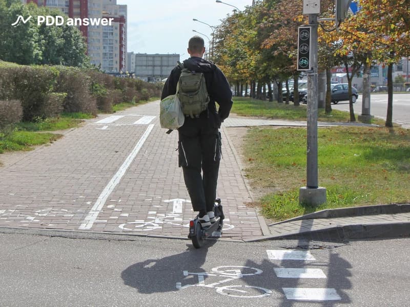 До какой максимальной скорости разрешено ускориться водителю средства персональной мобильности в населённом пункте по велосипедной дорожке после пересечения проезжей части дороги по велосипедному переезду?