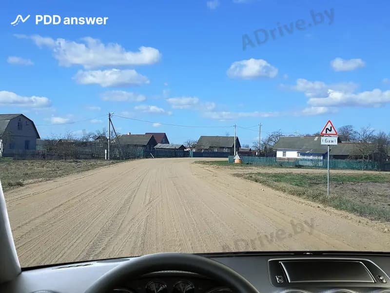 Что необходимо предпринять, чтобы предотвратить возникновение бокового заноса при проезде поворота малого радиуса на автомобиле с механической трансмиссией?