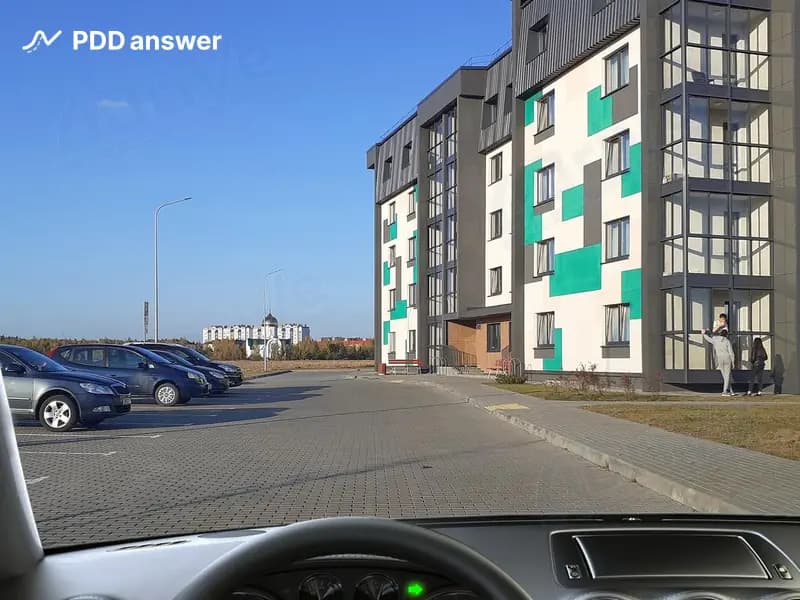 Что из перечисленного запрещается на проездах во дворах со стороны, прилегающей к жилой застройке?