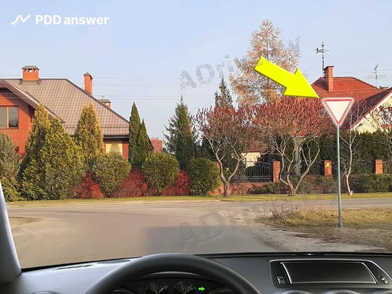 Является ли с данного направления перекрёсток обозначенным, если перед ним установлен этот дорожный знак?