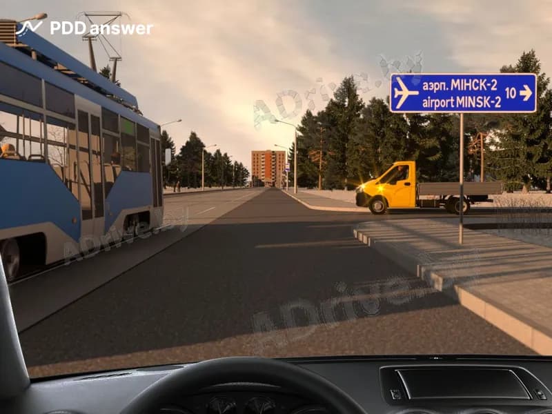 Как следует поступить, если Вы намерены проехать показанный перекрёсток в прямом направлении?