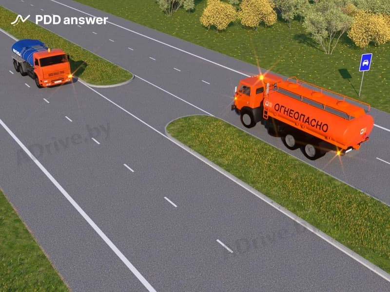 Водителю какого транспортного средства разрешено развернуться в показанном месте?