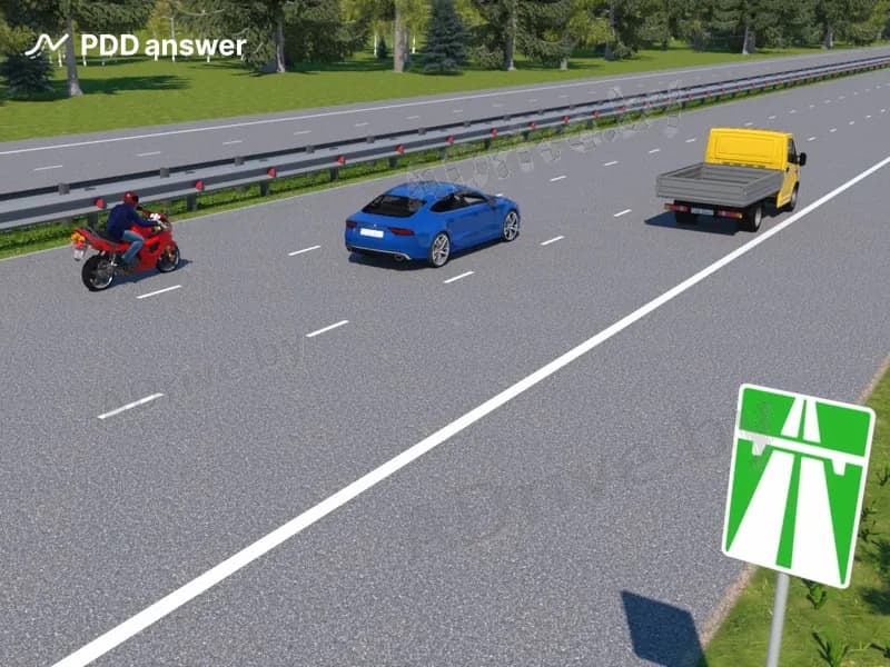 Водитель какого транспортного средства нарушает Правила дорожного движения, двигаясь в показанной обстановке по автомагистрали со скоростью 100 км/ч?