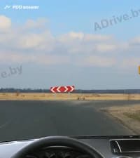 В каких направлениях Вам при управлении легковым автомобилем разрешено продолжить движение на показанном перекрёстке?