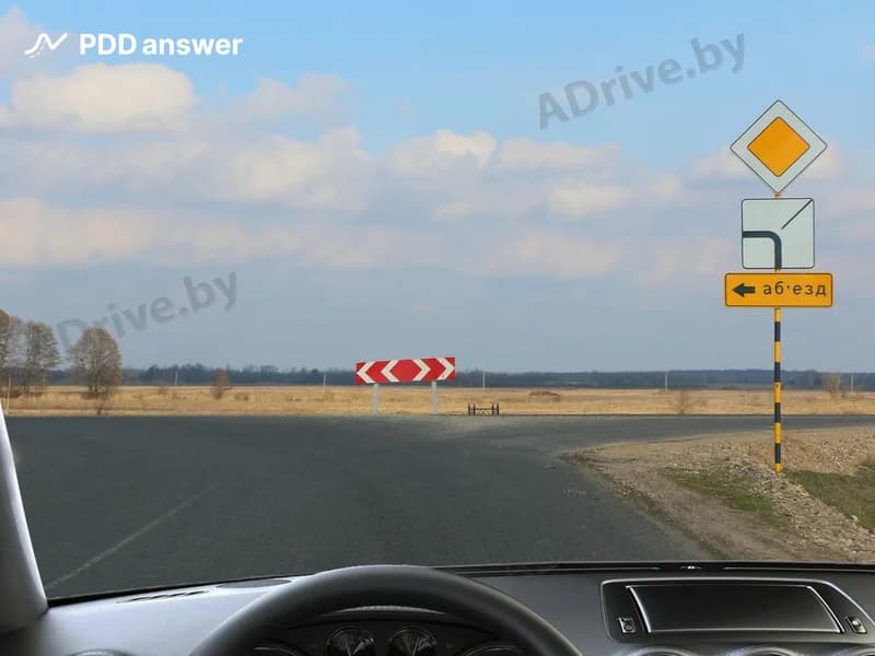 В каких направлениях Вам при управлении легковым автомобилем разрешено продолжить движение на показанном перекрёстке?