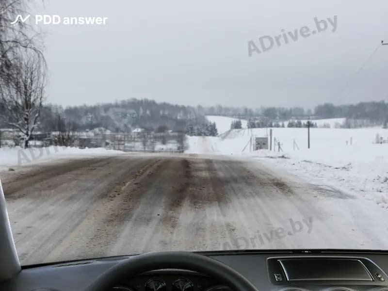 Что необходимо сделать при подъезде зимой к крутому спуску, если дорожное покрытие скользкое?