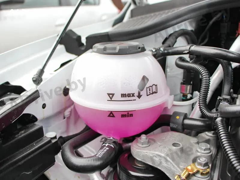 Для чего охлаждающие жидкости, предназначенные для системы охлаждения двигателя, окрашивают?