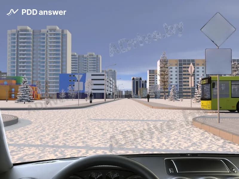 Вы движетесь по дороге после сильного снегопада. С Вашего направления знаки заметены снегом. Как следует поступить в показанной ситуации, проезжая перекрёсток?