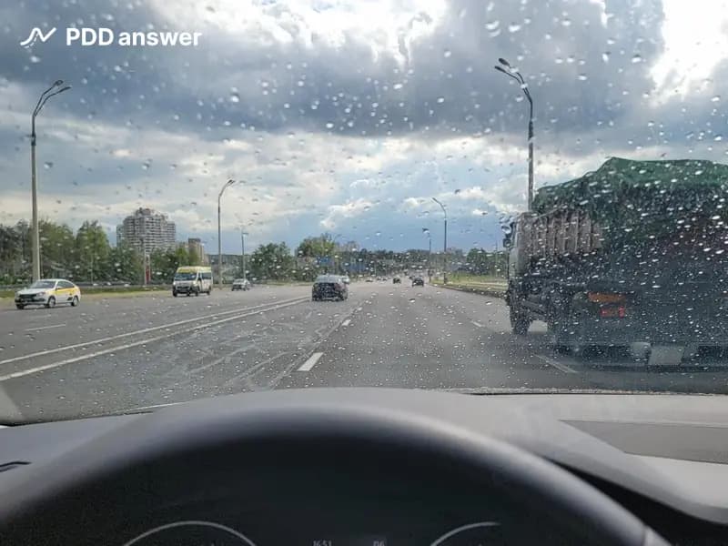 Как следует поступить водителю, если во время небольшого дождя не работают стеклоочистители ветрового стекла, а устранить неисправность нет возможности?