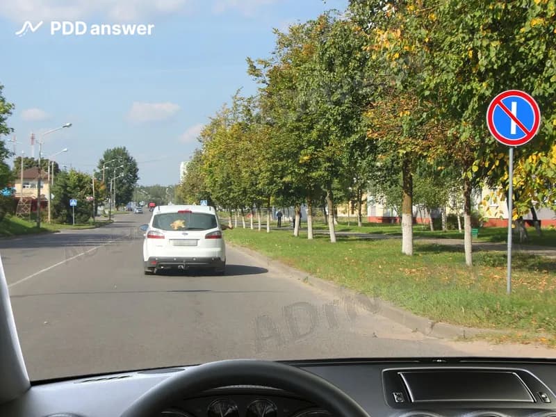 В показанной ситуации в зоне действия дорожного знака, показанного на рисунке, 23 июня в 12 часов разрешена: