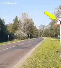 О чём информирует водителей показанный стрелкой дорожный знак?