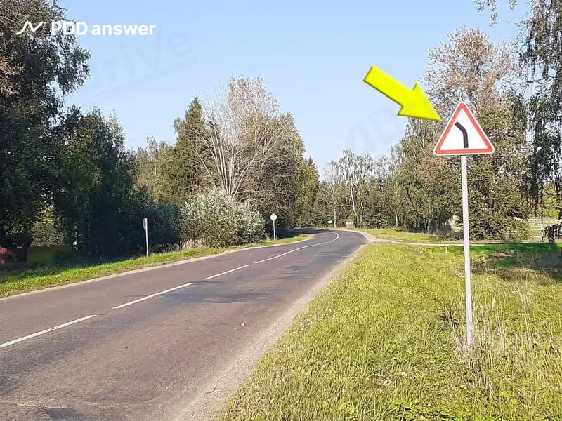 О чём информирует водителей показанный стрелкой дорожный знак?